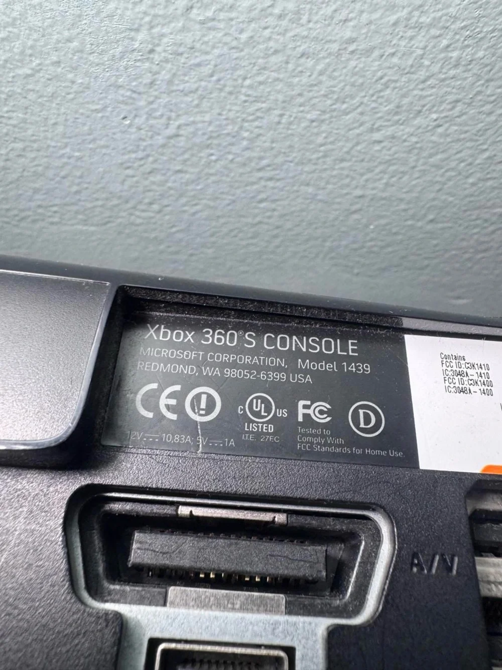 Xbox 360 S console black 4GB tested & working w/ gold controller
